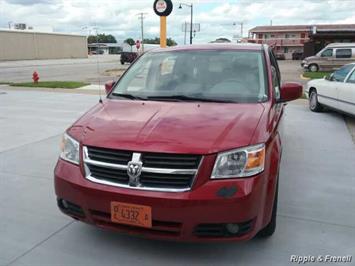 2008 Dodge Grand Caravan SXT   - Photo 1 - Davenport, IA 52802