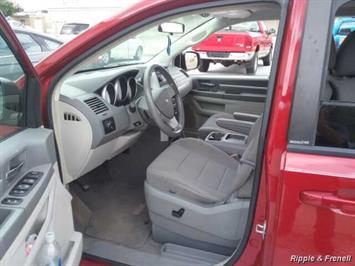 2008 Dodge Grand Caravan SXT   - Photo 3 - Davenport, IA 52802