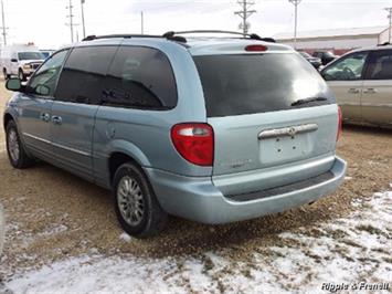 2004 Chrysler Town & Country Touring   - Photo 4 - Davenport, IA 52802