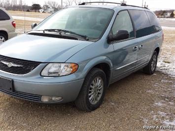 2004 Chrysler Town & Country Touring   - Photo 1 - Davenport, IA 52802