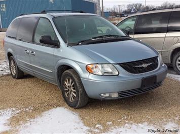 2004 Chrysler Town & Country Touring   - Photo 2 - Davenport, IA 52802