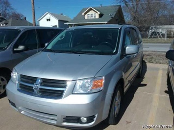 2010 Dodge Grand Caravan SXT   - Photo 1 - Davenport, IA 52802