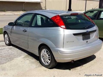 2006 Ford Focus ZX3 S   - Photo 2 - Davenport, IA 52802