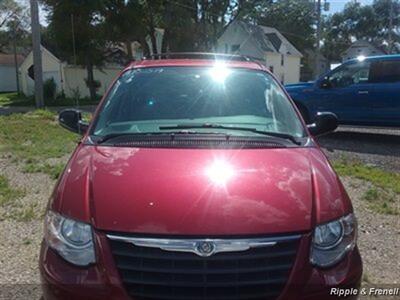 2005 Chrysler Town & Country Touring   - Photo 1 - Davenport, IA 52802