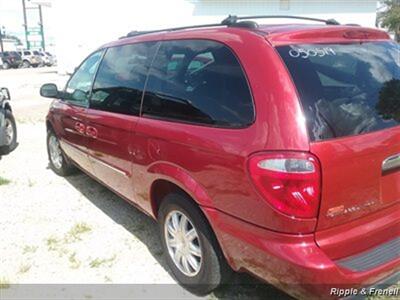 2005 Chrysler Town & Country Touring   - Photo 7 - Davenport, IA 52802