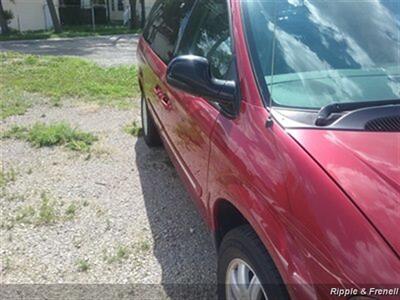 2005 Chrysler Town & Country Touring   - Photo 4 - Davenport, IA 52802