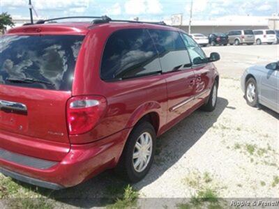 2005 Chrysler Town & Country Touring   - Photo 6 - Davenport, IA 52802