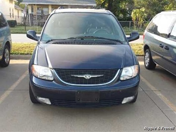 2003 Chrysler Town & Country Limited   - Photo 1 - Davenport, IA 52802