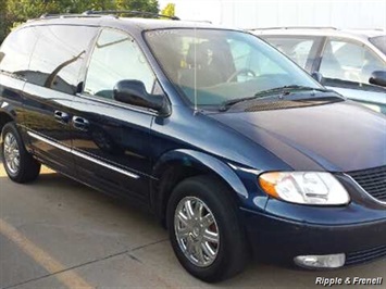 2003 Chrysler Town & Country Limited   - Photo 2 - Davenport, IA 52802