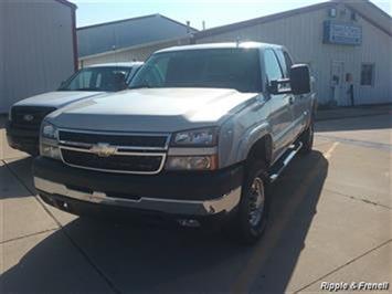 2007 Chevrolet Silverado 2500 Work Truck Work Truck 4dr Crew Cab   - Photo 1 - Davenport, IA 52802