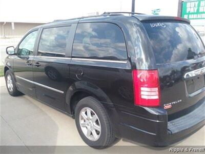 2010 Chrysler Town & Country Touring   - Photo 7 - Davenport, IA 52802