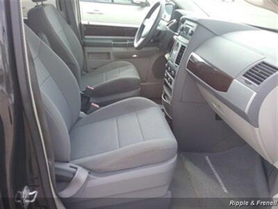 2010 Chrysler Town & Country Touring   - Photo 11 - Davenport, IA 52802