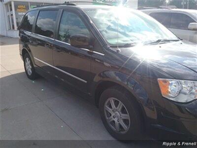 2010 Chrysler Town & Country Touring   - Photo 4 - Davenport, IA 52802