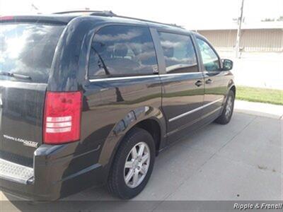 2010 Chrysler Town & Country Touring   - Photo 6 - Davenport, IA 52802