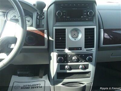 2010 Chrysler Town & Country Touring   - Photo 14 - Davenport, IA 52802