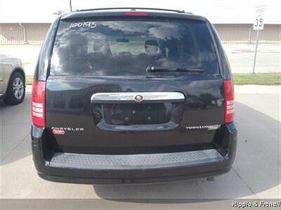 2010 Chrysler Town & Country Touring   - Photo 5 - Davenport, IA 52802