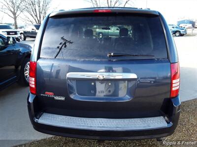 2008 Chrysler Town & Country Touring   - Photo 8 - Davenport, IA 52802