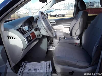 2008 Chrysler Town & Country Touring   - Photo 4 - Davenport, IA 52802