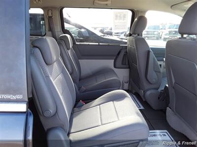 2008 Chrysler Town & Country Touring   - Photo 11 - Davenport, IA 52802