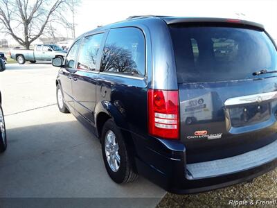 2008 Chrysler Town & Country Touring   - Photo 7 - Davenport, IA 52802