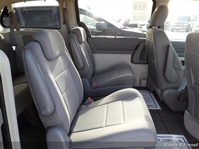 2008 Chrysler Town & Country Touring   - Photo 14 - Davenport, IA 52802