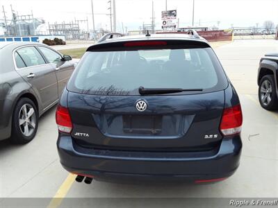 2010 Volkswagen Jetta SportWagen S   - Photo 8 - Davenport, IA 52802