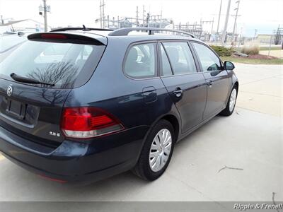 2010 Volkswagen Jetta SportWagen S   - Photo 9 - Davenport, IA 52802