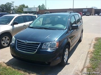 2008 Chrysler Town & Country Touring   - Photo 1 - Davenport, IA 52802