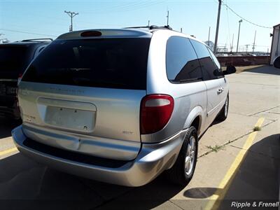 2005 Dodge Grand Caravan SXT   - Photo 10 - Davenport, IA 52802