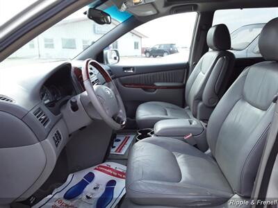 2004 Toyota Sienna XLE 7 Passenger   - Photo 13 - Davenport, IA 52802