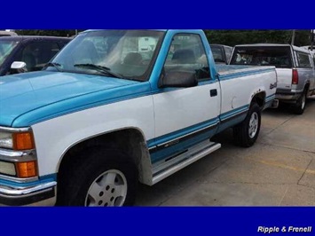 1995 Chevrolet K1500 Cheyenne   - Photo 2 - Davenport, IA 52802