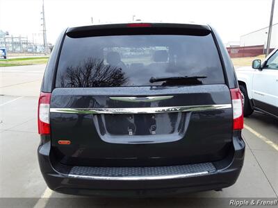 2011 Chrysler Town & Country Touring   - Photo 13 - Davenport, IA 52802