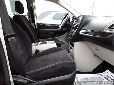 2011 Chrysler Town & Country Touring   - Photo 15 - Davenport, IA 52802