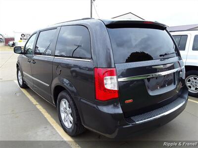 2011 Chrysler Town & Country Touring   - Photo 12 - Davenport, IA 52802