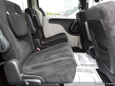 2011 Chrysler Town & Country Touring   - Photo 16 - Davenport, IA 52802