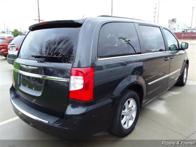 2011 Chrysler Town & Country Touring   - Photo 14 - Davenport, IA 52802