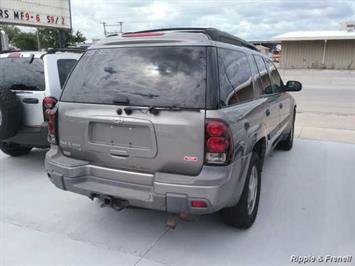 2005 Chevrolet TrailBlazer EXT LS   - Photo 2 - Davenport, IA 52802