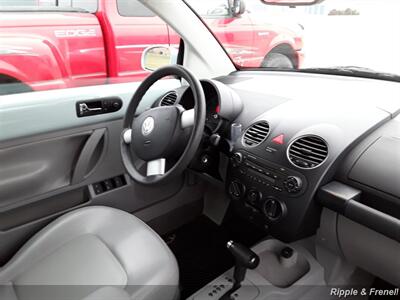 2006 Volkswagen New Beetle Convertible 2.5   - Photo 10 - Davenport, IA 52802