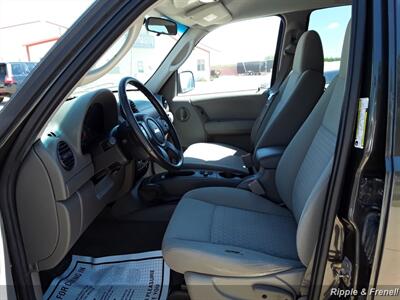 2006 Jeep Liberty Sport Sport 4dr SUV   - Photo 7 - Davenport, IA 52802