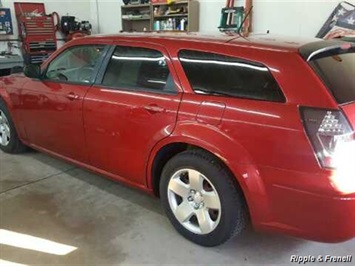 2008 Dodge Magnum   - Photo 3 - Davenport, IA 52802