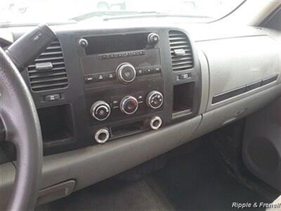 2007 Chevrolet Silverado 2500 Work Truck   - Photo 10 - Davenport, IA 52802