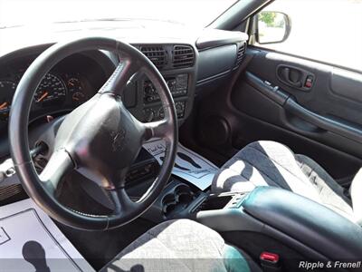 2001 Chevrolet S-10 LS 4dr Crew Cab LS   - Photo 5 - Davenport, IA 52802