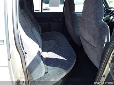 2001 Chevrolet S-10 LS 4dr Crew Cab LS   - Photo 9 - Davenport, IA 52802