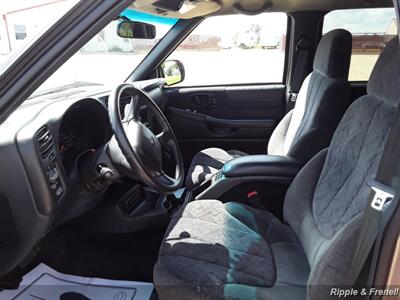 2001 Chevrolet S-10 LS 4dr Crew Cab LS   - Photo 4 - Davenport, IA 52802