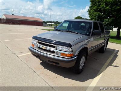 2001 Chevrolet S-10 LS 4dr Crew Cab LS   - Photo 3 - Davenport, IA 52802