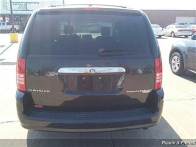 2009 Chrysler Town & Country Touring   - Photo 5 - Davenport, IA 52802