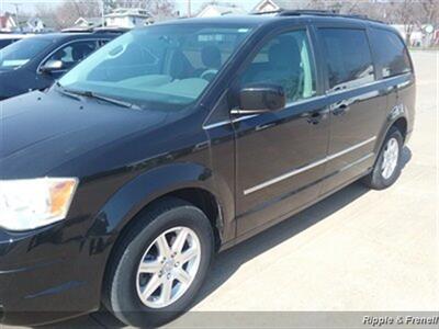 2009 Chrysler Town & Country Touring   - Photo 3 - Davenport, IA 52802