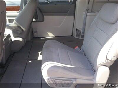 2009 Chrysler Town & Country Touring   - Photo 10 - Davenport, IA 52802