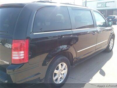 2009 Chrysler Town & Country Touring   - Photo 6 - Davenport, IA 52802