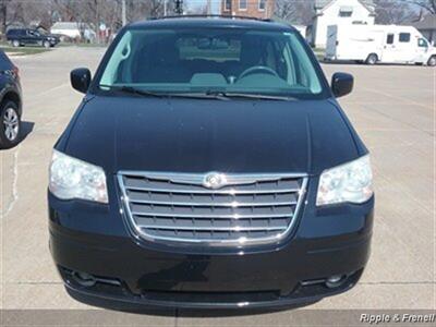 2009 Chrysler Town & Country Touring   - Photo 1 - Davenport, IA 52802